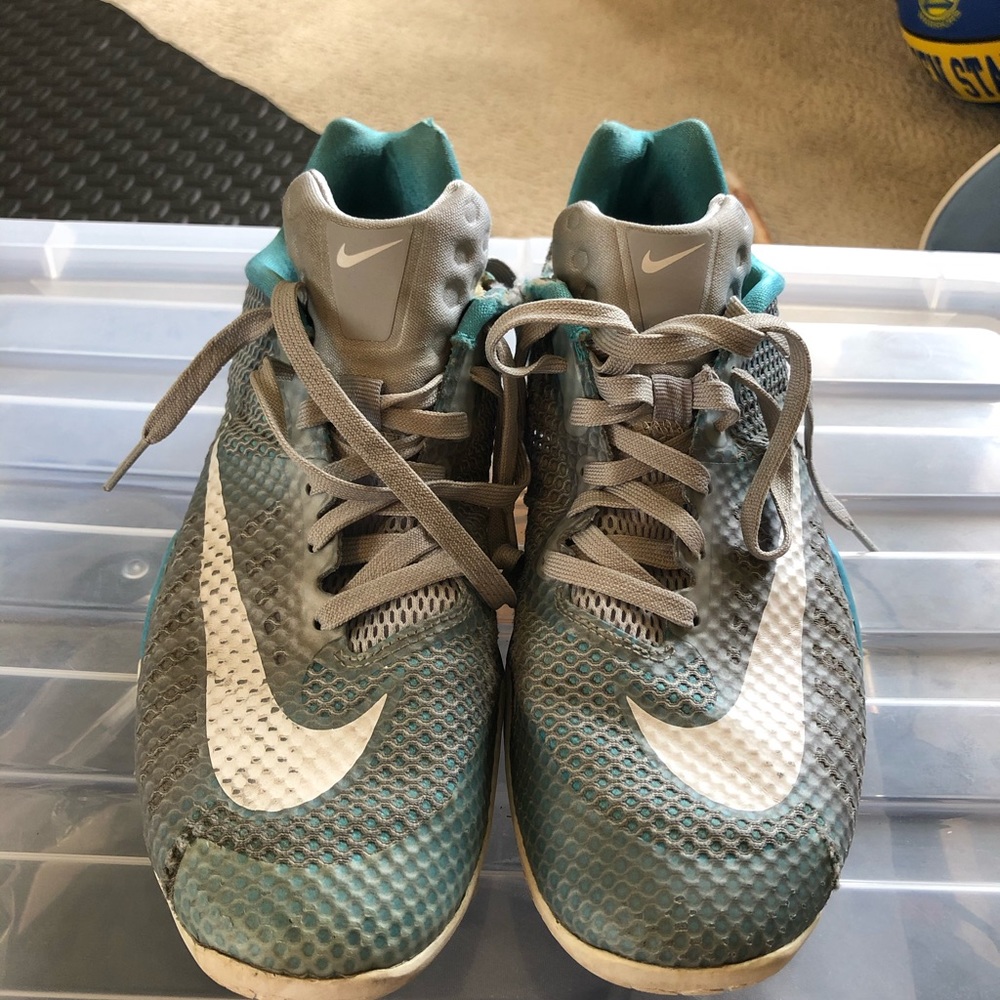 NIKE HYPERLIVE BASKETBALL SHOE